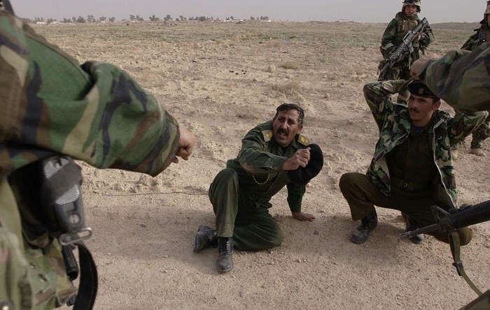 Một sỹ quan và các binh sỹ quân đội Iraq bị lính thủy đánh bộ Mỹ bắt sống sau một trận giao tranh với quân đội chính phủ nước này ở Az Bayer hôm 21/3/2003.